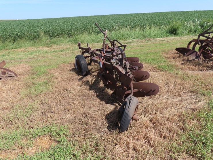 international-4-bottom-plow-image-1