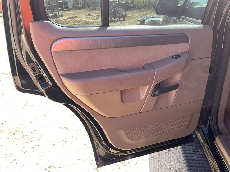 2004-ford-explorer-image-37