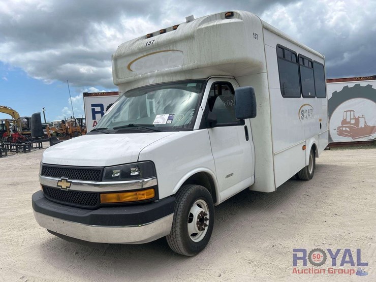 2015-chevrolet-express-4500-image-1