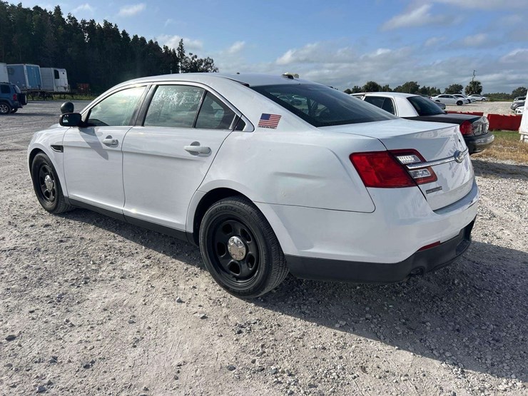 2014-ford-taurus-awd-sedan-image-4