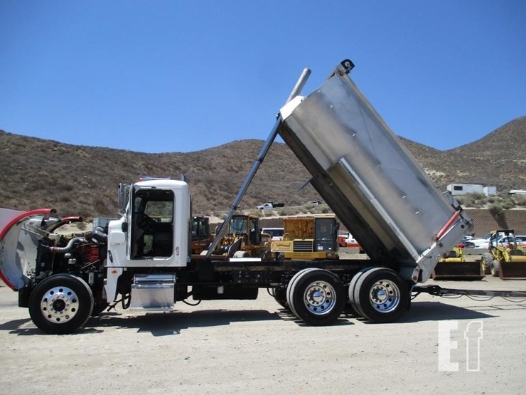 2008-peterbilt-365-image-16