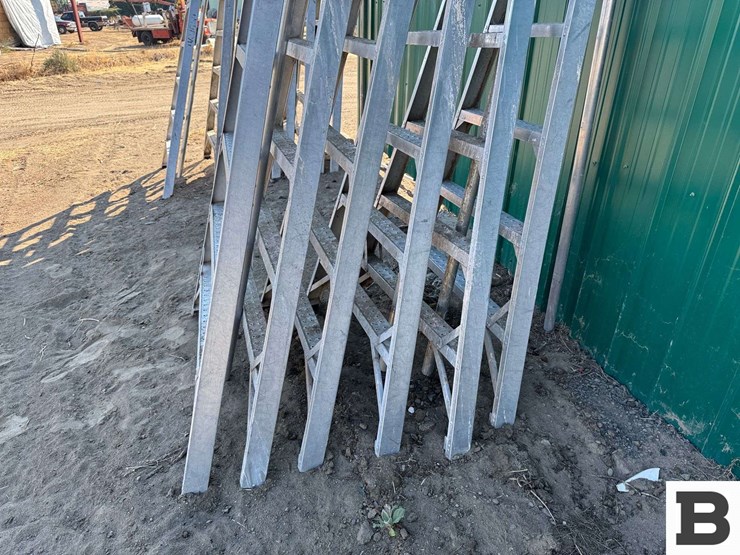 8'-aluminum-orchard-ladders-image-4