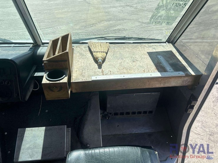 2017-freightliner-mt55-box-truck-image-31
