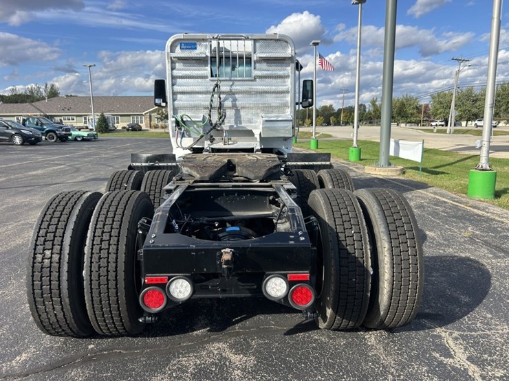 #1672-•-2024-peterbilt-day-cab-truck-tractor-image-4