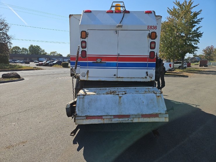 2003-freightliner-fl70-image-4