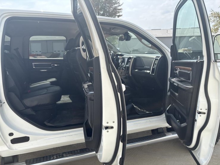 2017-dodge-ram-3500-image-30