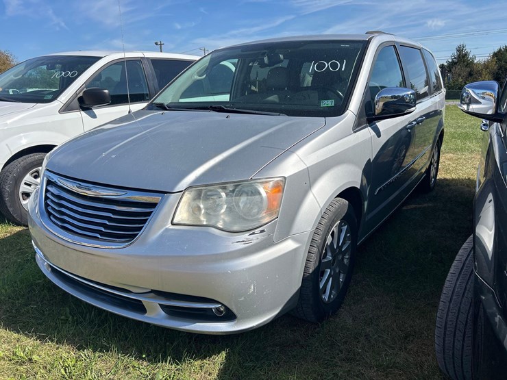 2012-chrysler-town-and-country-image-1