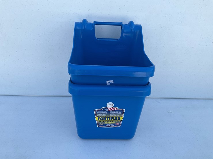 #1528-•-16-qt-fence-feeder-bucket-image-1
