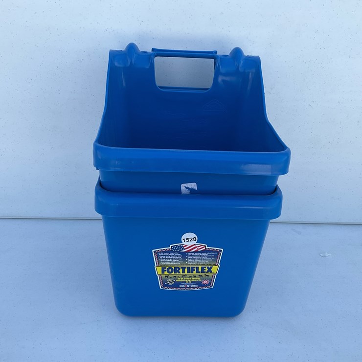 #1528 • 16 Qt Fence Feeder Bucket