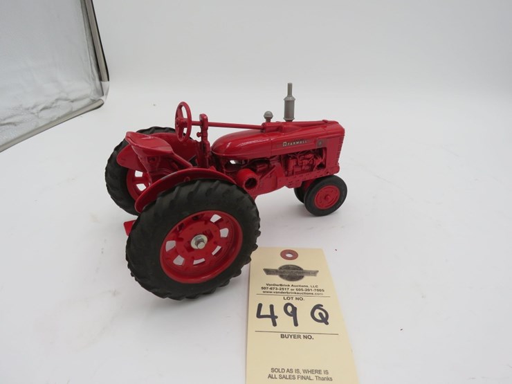 ertl-farmall-h-1/16th-scale-toy-tractor-image-4