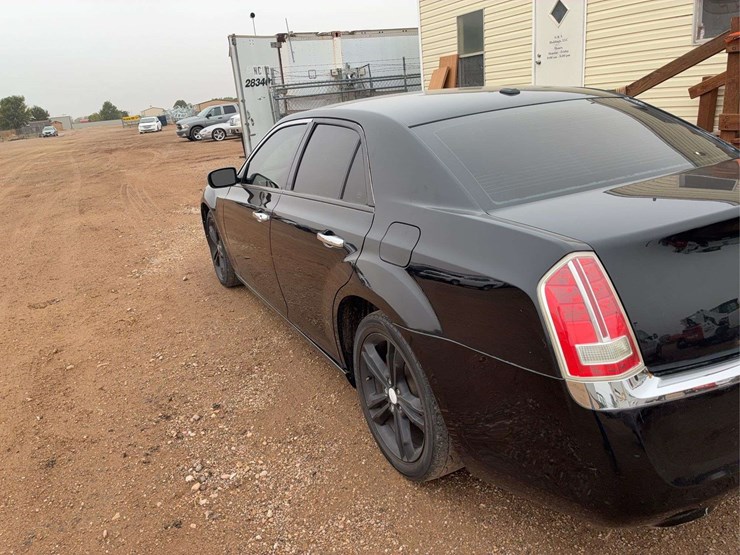2012-chrysler-300-c-sedan-4d-image-4