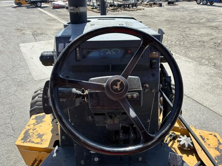 2015-deere-210l-image-18