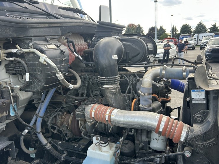 #1672-•-2024-peterbilt-day-cab-truck-tractor-image-44