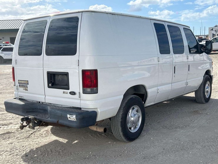 2013-ford-e-350-cargo-van-image-3
