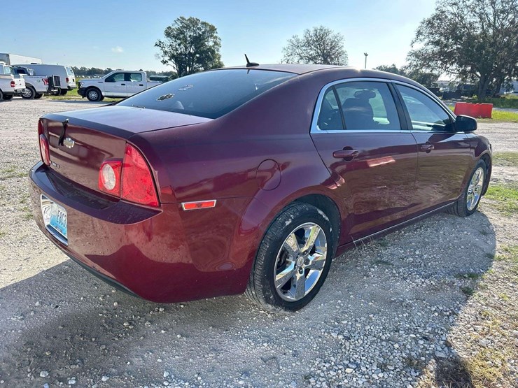 2011-chevrolet-malibu-2lt-sedan-image-3