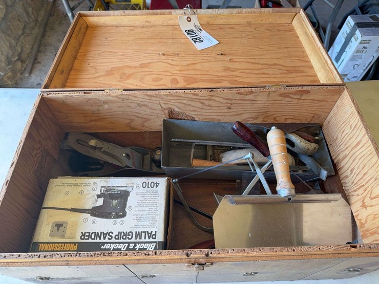 woodworking/drywall-tools,-palm-sander,-planes---in-wooden-box-image-1