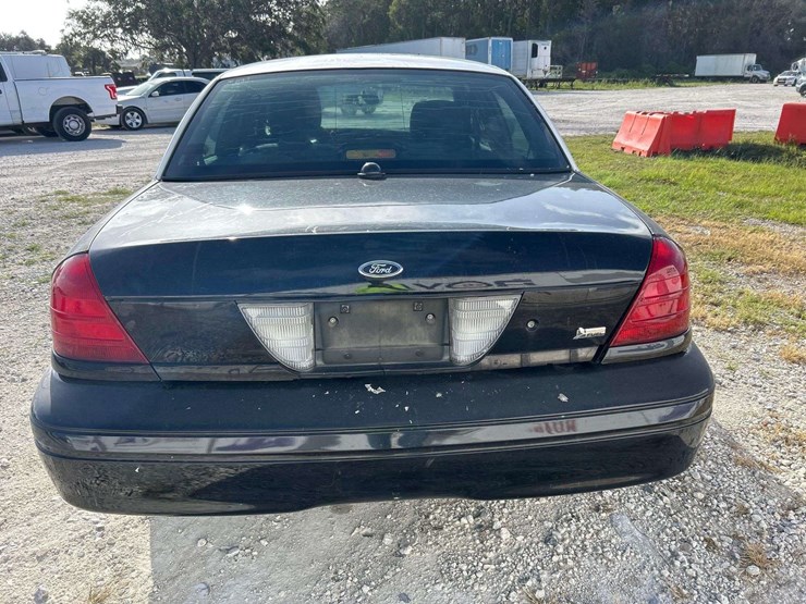 2011-ford-crown-victoria-sedan-image-25