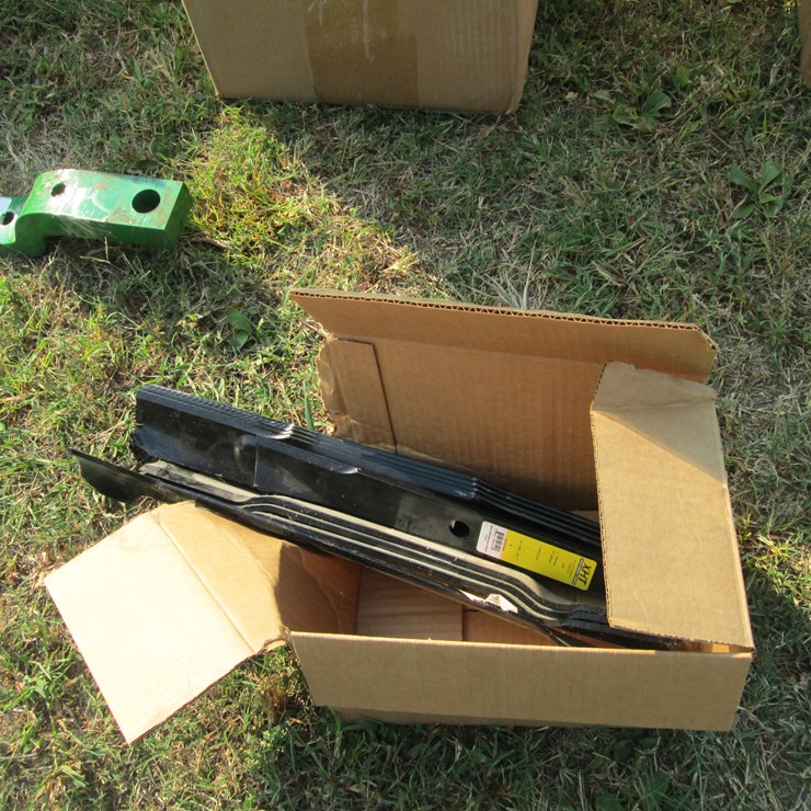 #29216 • Box of Lawn Mower Blades