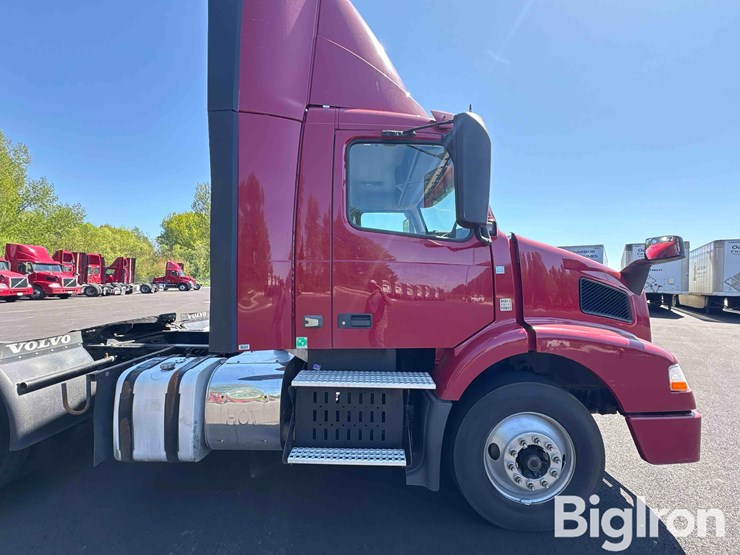 2016-volvo-vnm42t-truck-tractor-image-11