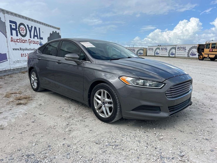 2013-ford-fusion-se-sedan-image-2