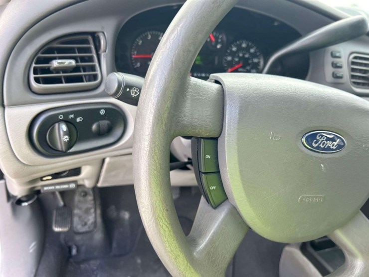 2006-ford-taurus-se-sedan-image-14