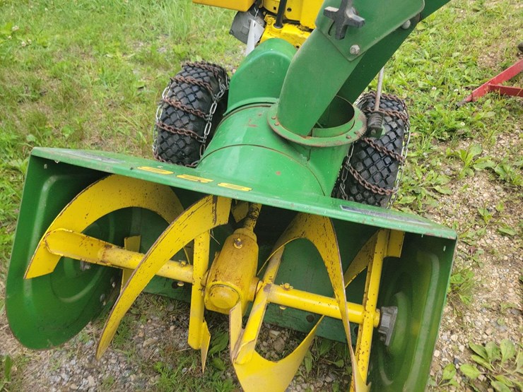 john-deere-826-gas-powered-snow-blower,-electric-or-pull-start,-tire-chains-image-11