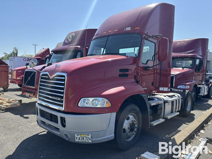 2015-mack-600-truck-tractor-image-1