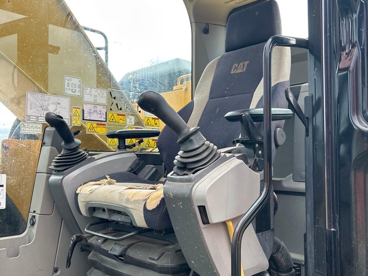 2016-caterpillar-325fl-image-26