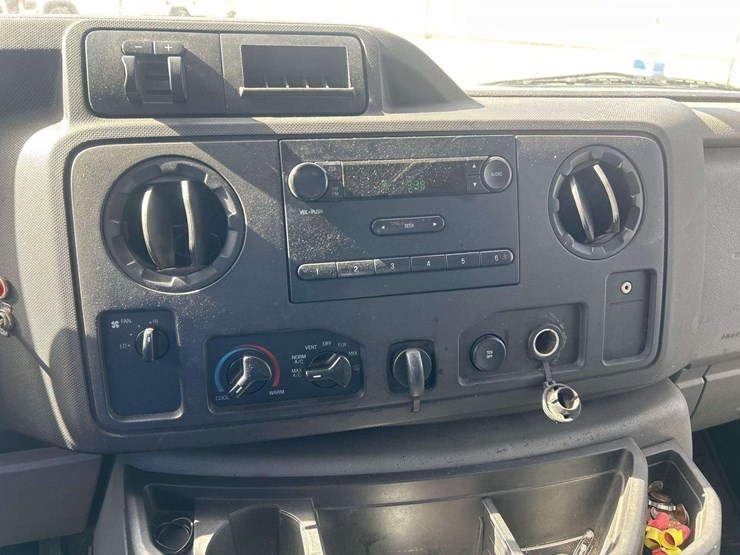 2013-ford-e-350-cargo-van-image-14