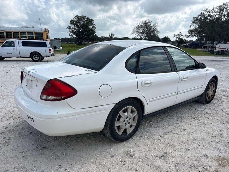 2006-ford-taurus-se-sedan-image-3