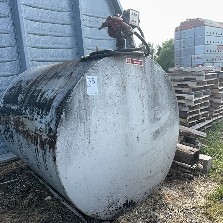 1,000 gallon Fuel tank with pump
