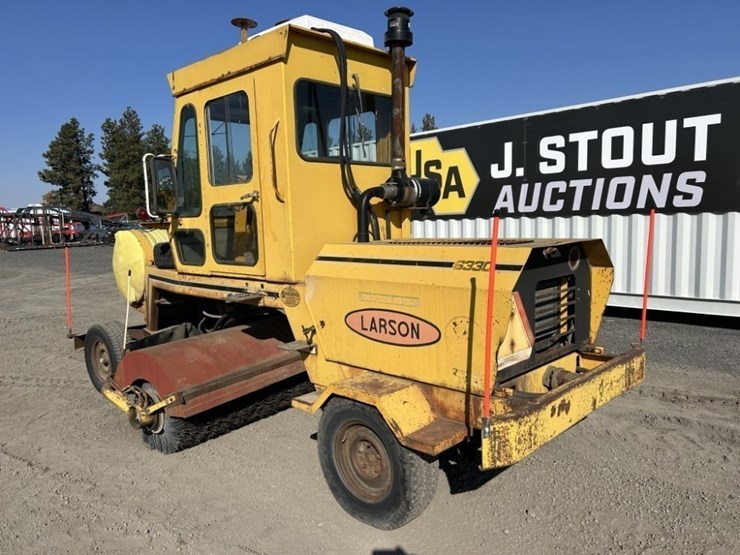 larson-6330-broom-sweeper-image-3