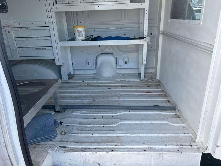 2013-ford-e-350-cargo-van-image-26