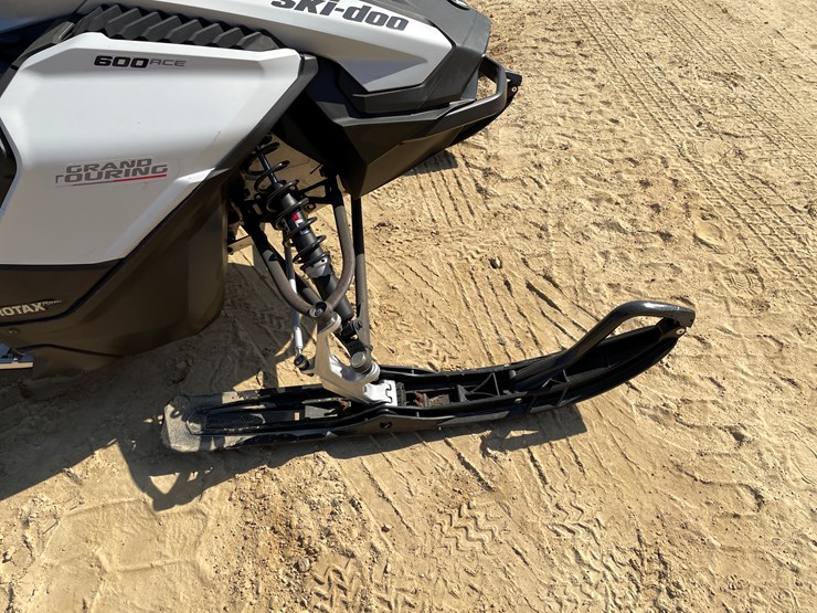#1896-•-2020-ski-doo-grand-touring-600-snowmobile-(sells-with-bill-of-sale-only)-image-23