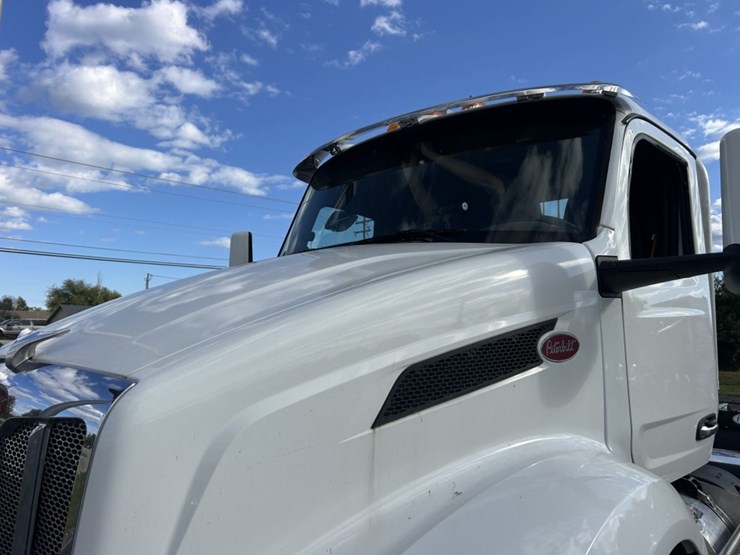 #1672-•-2024-peterbilt-day-cab-truck-tractor-image-10