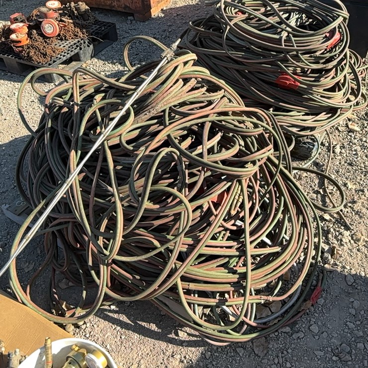 PALLET WITH LARGE QTY OF OXY/ACETELYNE TORCH HOSES SUPPORT EQUIPMENT