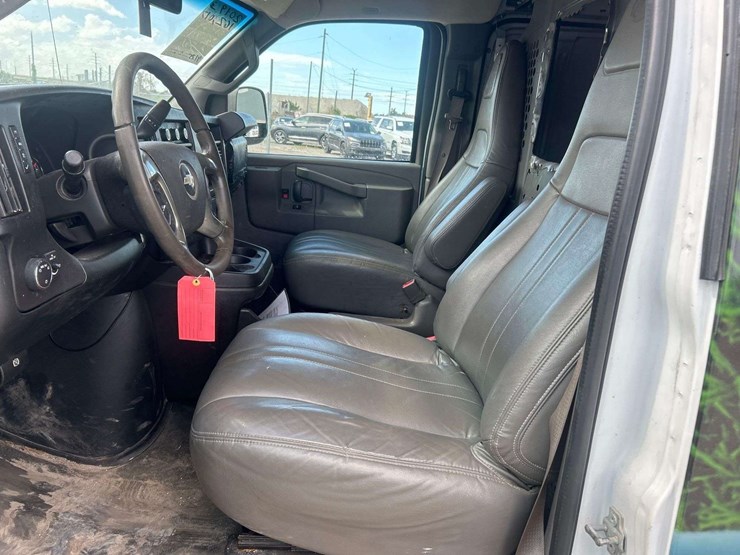 2019-chevrolet-express-2500-cargo-van-image-18