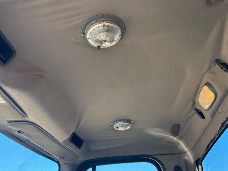 2018-freightliner-business-class-m2-106-image-40