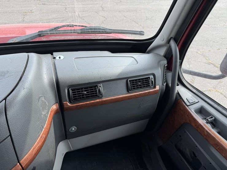 #1097-•-2006-volvo-ve-d12-sleeper-cab-truck-tractor-image-54