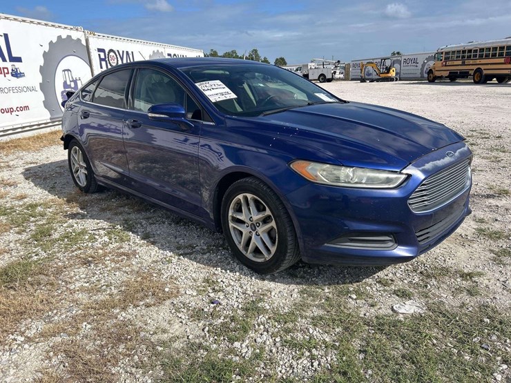 2014-ford-fusion-se-sedan-image-2