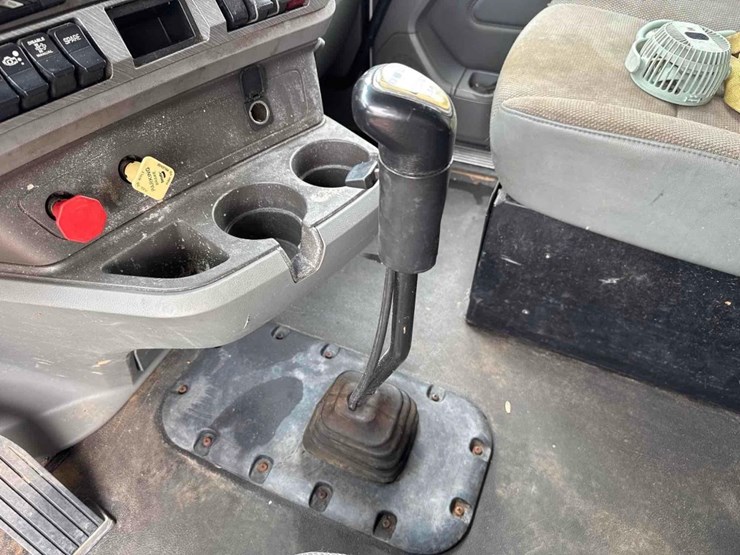 2014-kenworth-t680-image-32