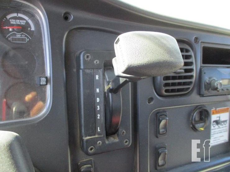 2012-freightliner-business-class-m2-106-image-10
