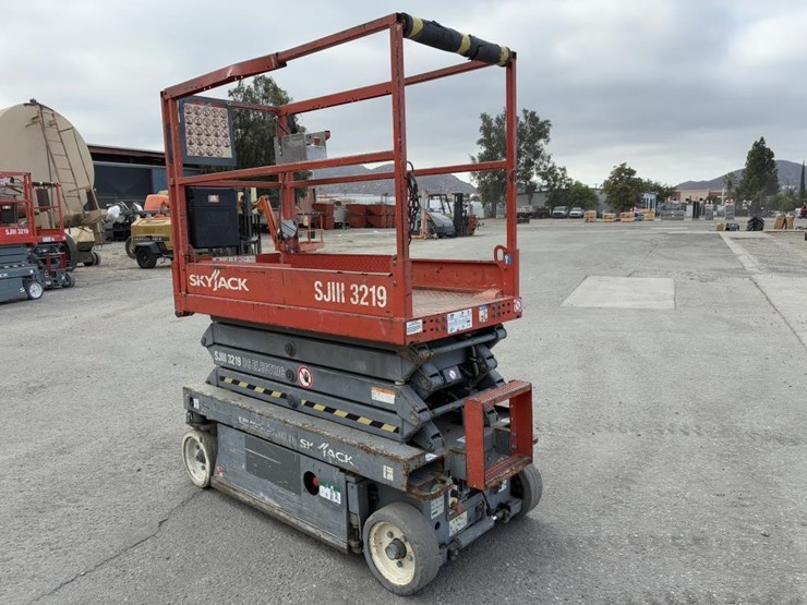 2013-skyjack-sj-3219-scissor-lift-image-4