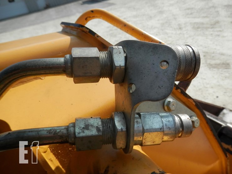 deere-320-image-13