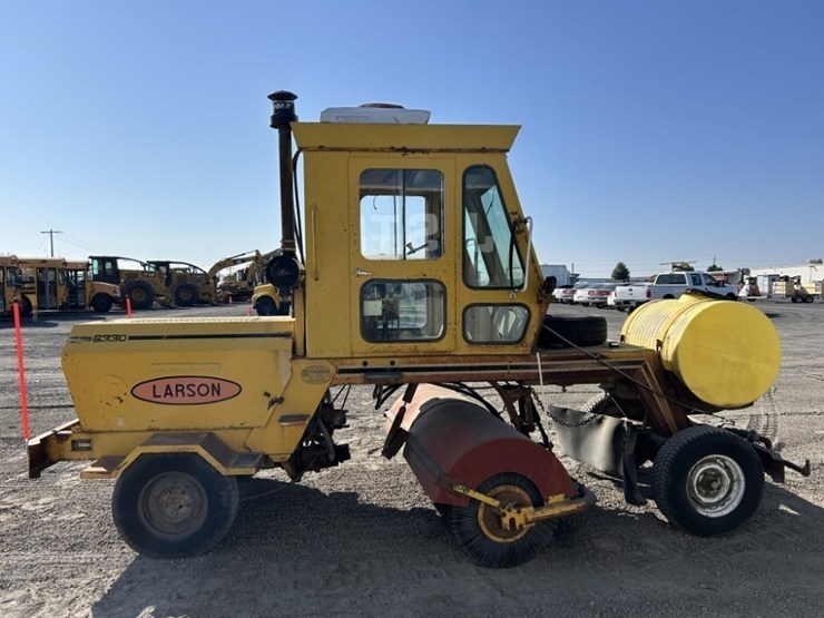 larson-6330-broom-sweeper-image-6