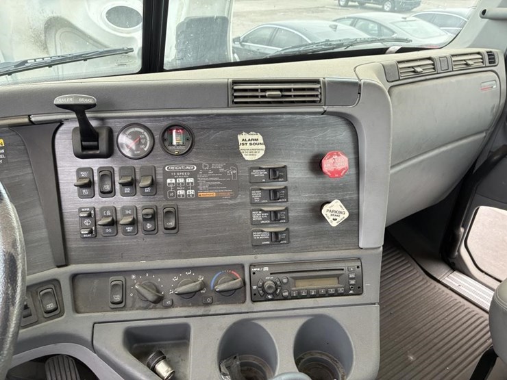 2008-freightliner-columbia-truck-tractor-image-15