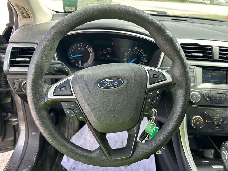 2013-ford-fusion-se-sedan-image-13