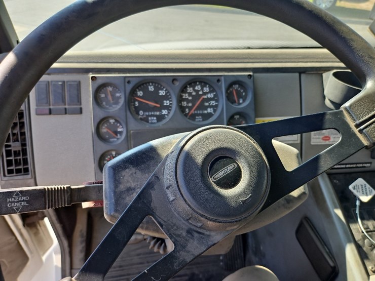 2003-freightliner-fl70-image-35
