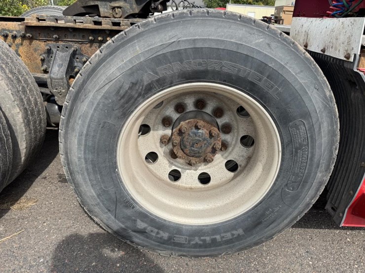 #1097-•-2006-volvo-ve-d12-sleeper-cab-truck-tractor-image-83