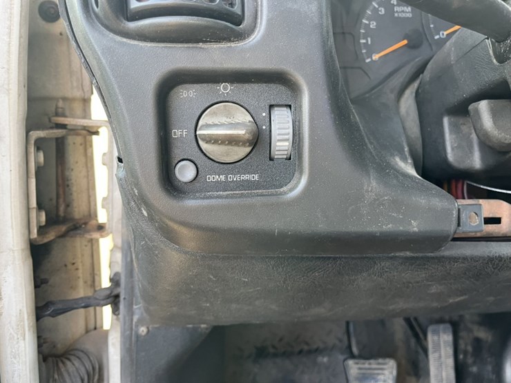 2005-gmc-5500-image-52